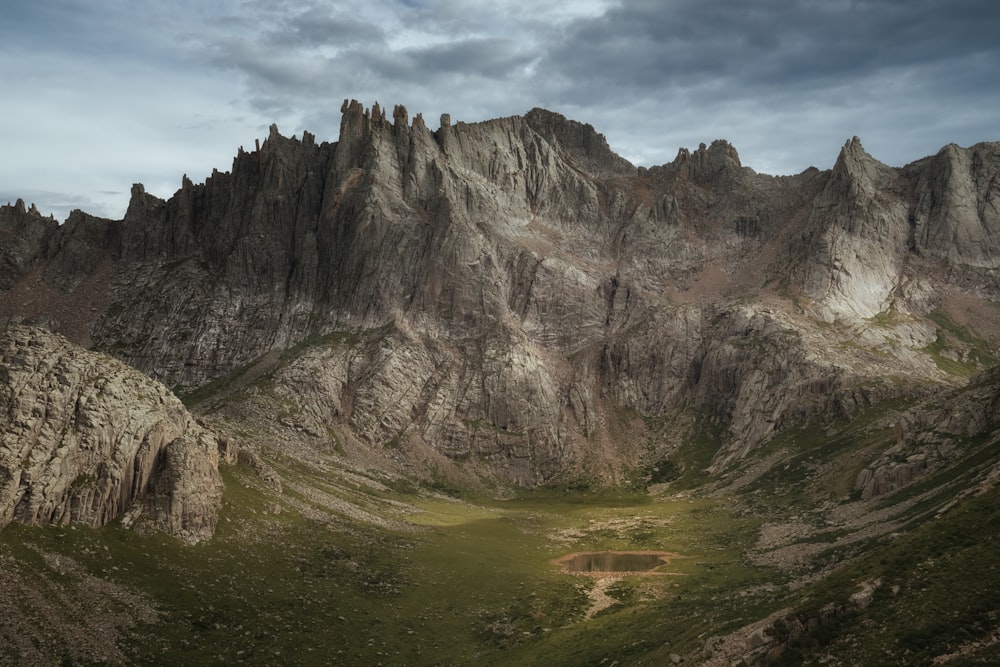 grüne und braune Berge unter weißen Wolken tagsüber