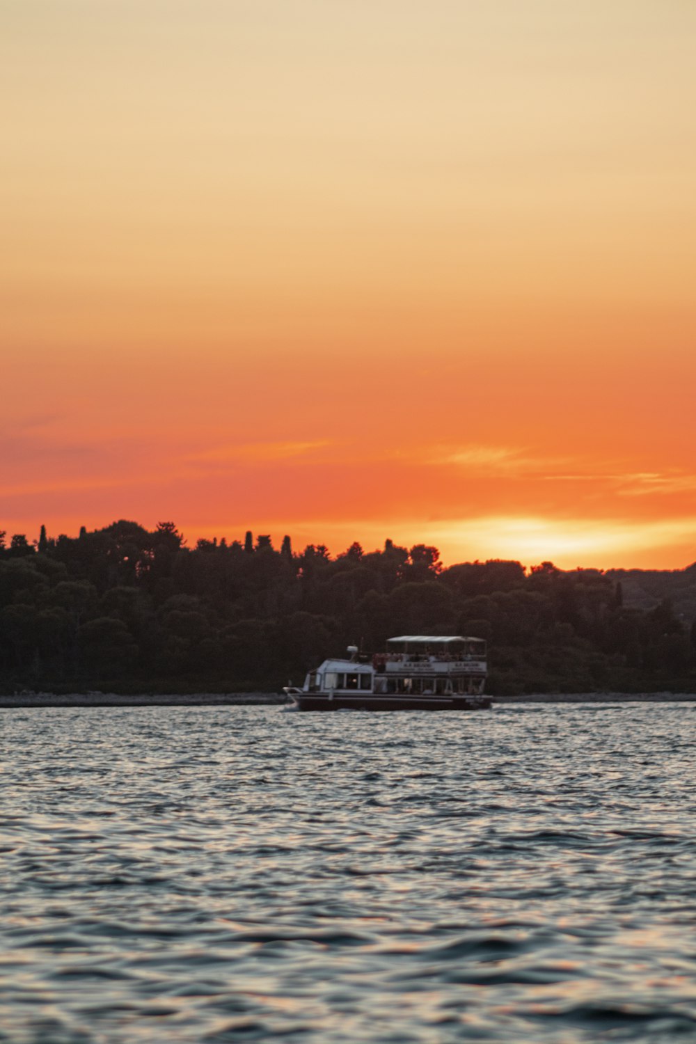 Barco blanco en el mar durante la puesta del sol