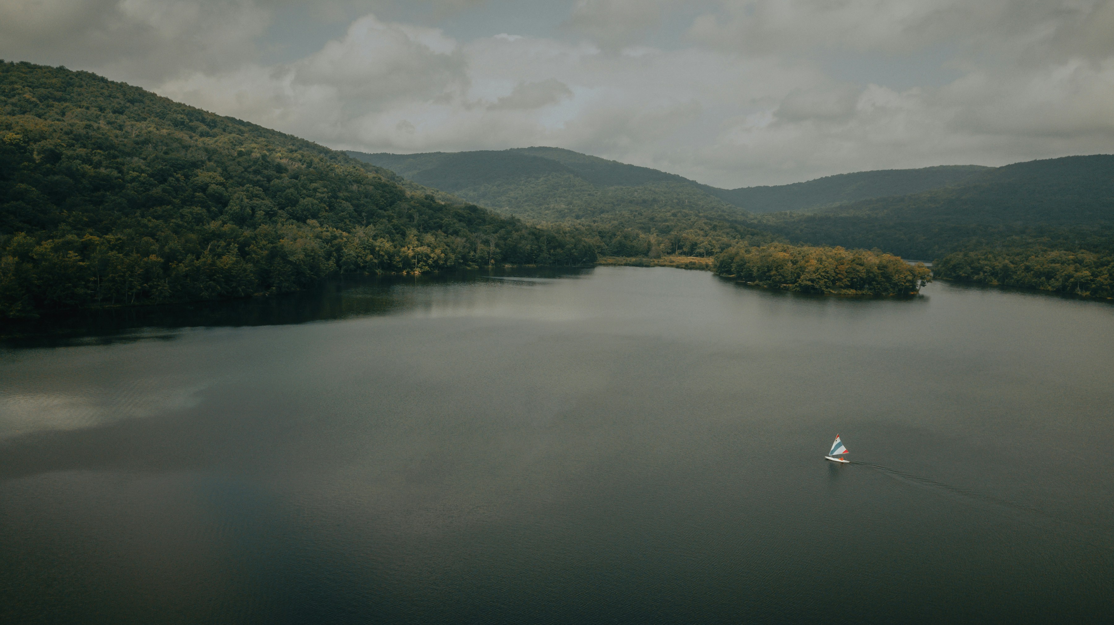 Easy sailing on the lake (IG: @clay.banks)