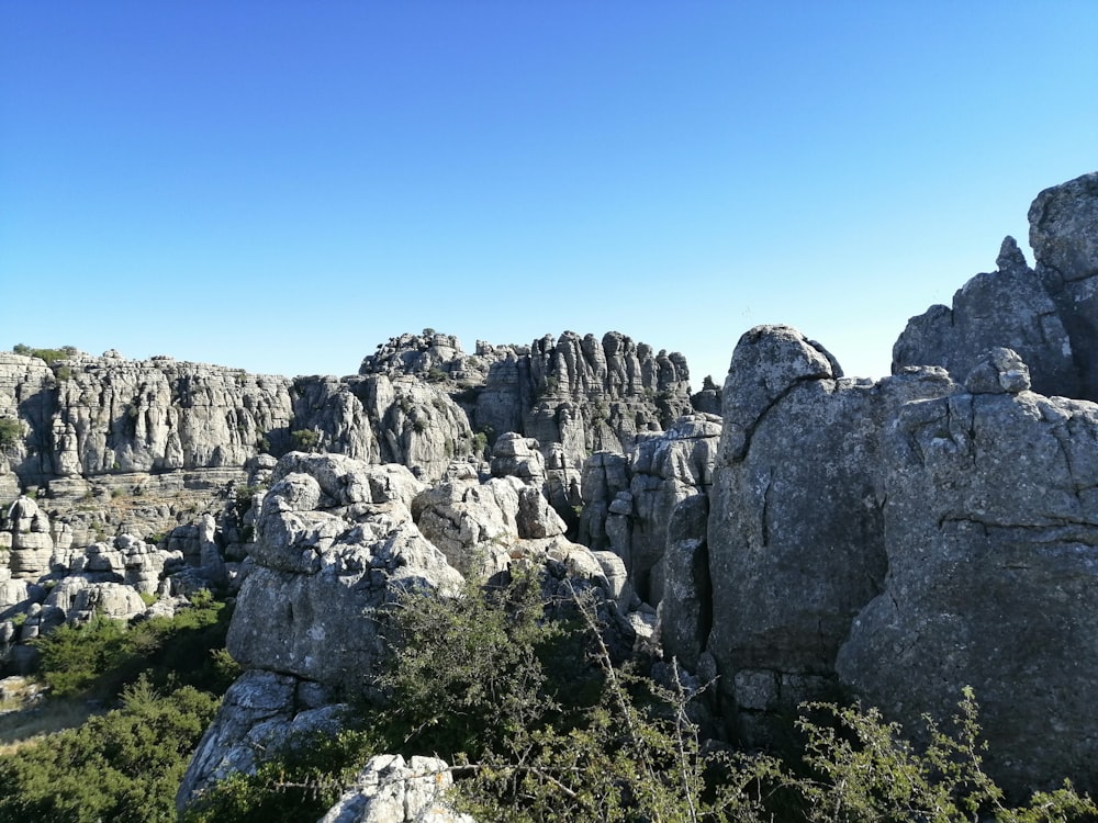 montanha rochosa cinzenta sob o céu azul durante o dia