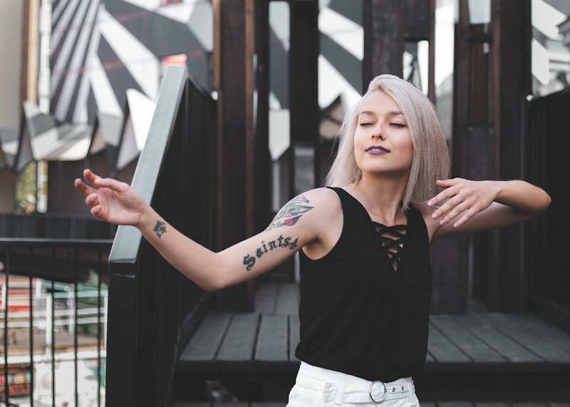 vacker kvinna i svart topp och vita shorts