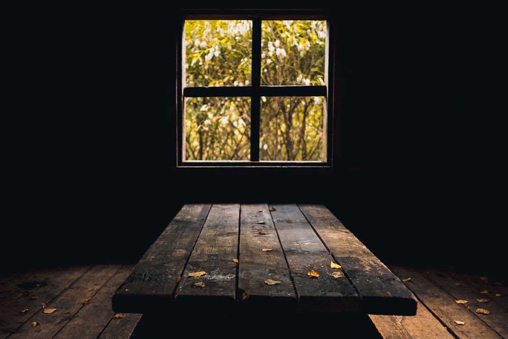 茶色の木製の床に白いフレームのガラス窓