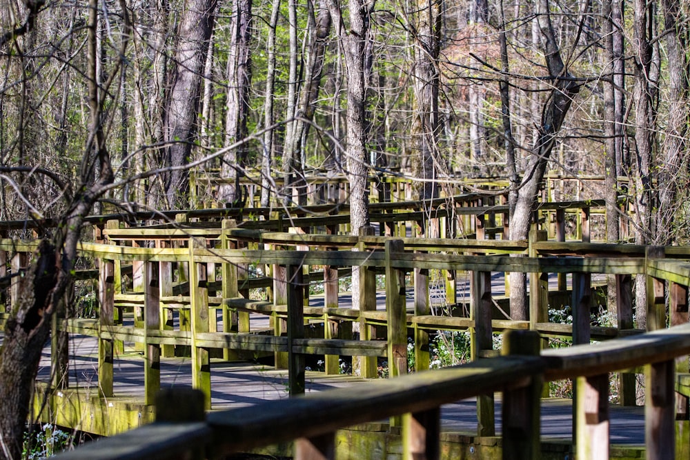 Braune Holzbrücke über den Fluss