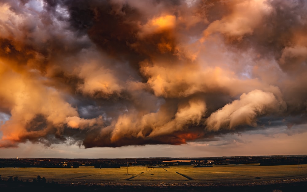 Weiße Wolken über dem Meer