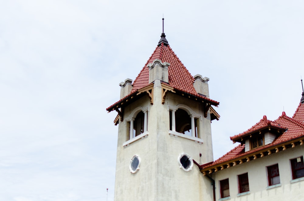 Edificio de hormigón blanco y marrón