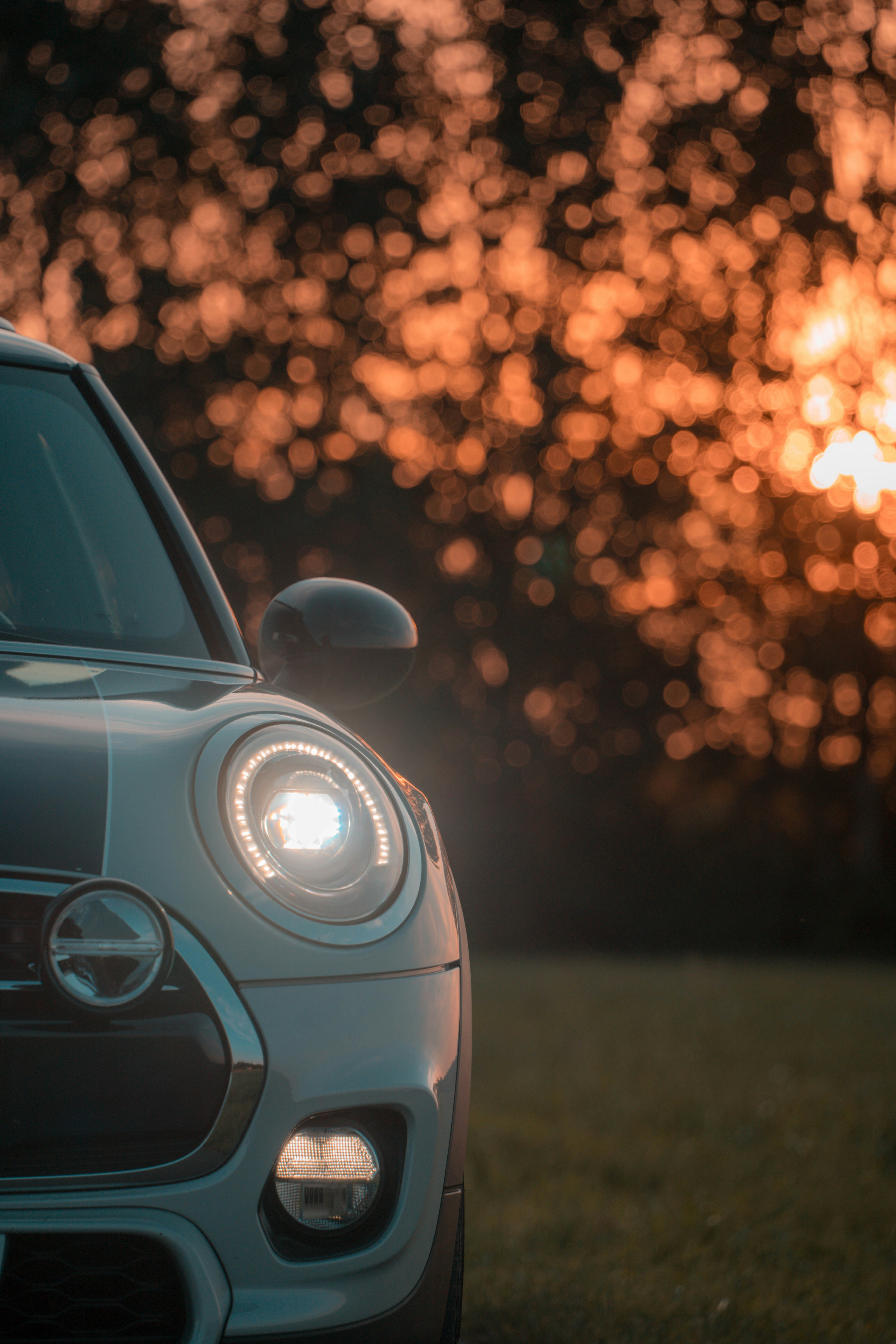 carro preto no campo marrom durante o dia