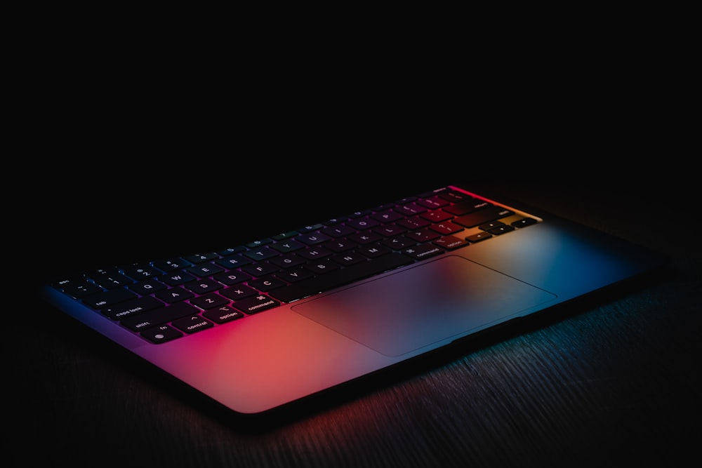 검은 색과 보라색 노트북 컴퓨터