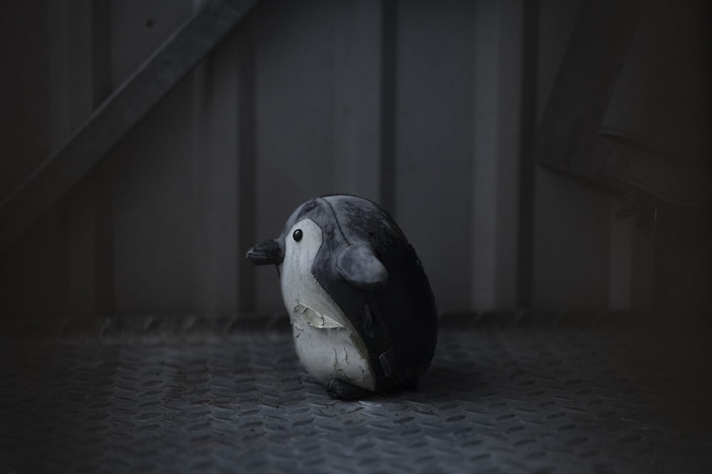 figurina di pinguino bianco e nero