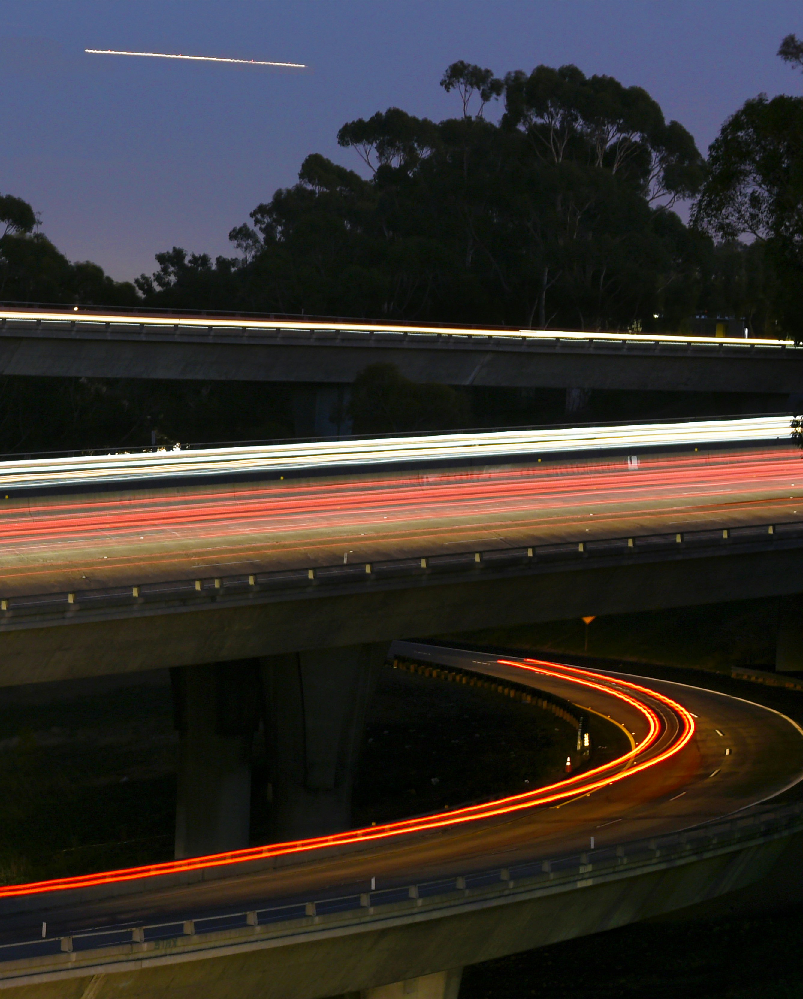 Fotografía de lapso de tiempo de automóviles en la carretera durante la noche