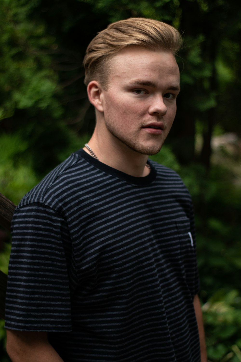 Foto hombre con camisa de manga larga con cuello redondo a rayas blancas y  negras – Imagen Minneapolis gratis en Unsplash