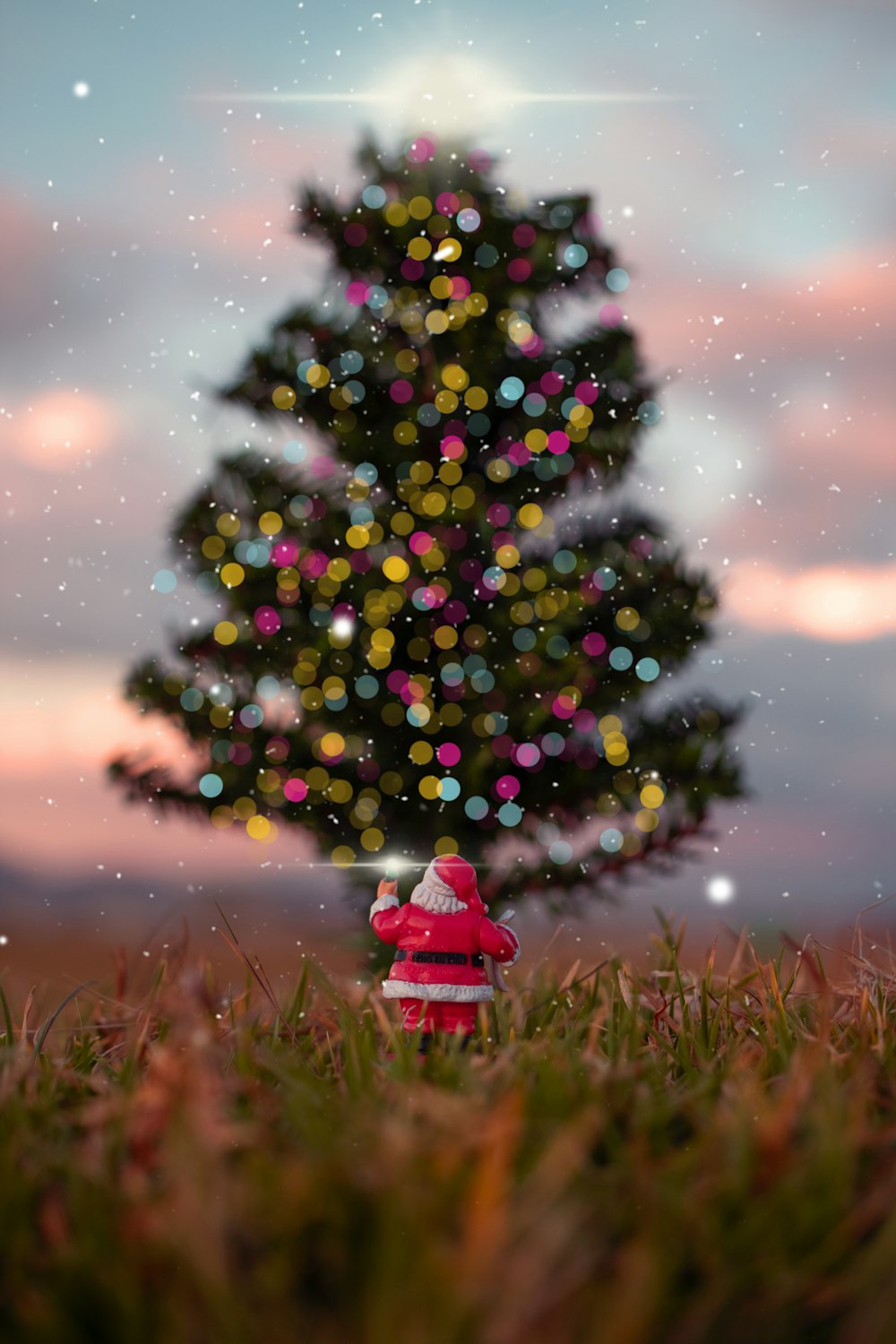 árvore de Natal verde com enfeites de Natal vermelhos e brancos