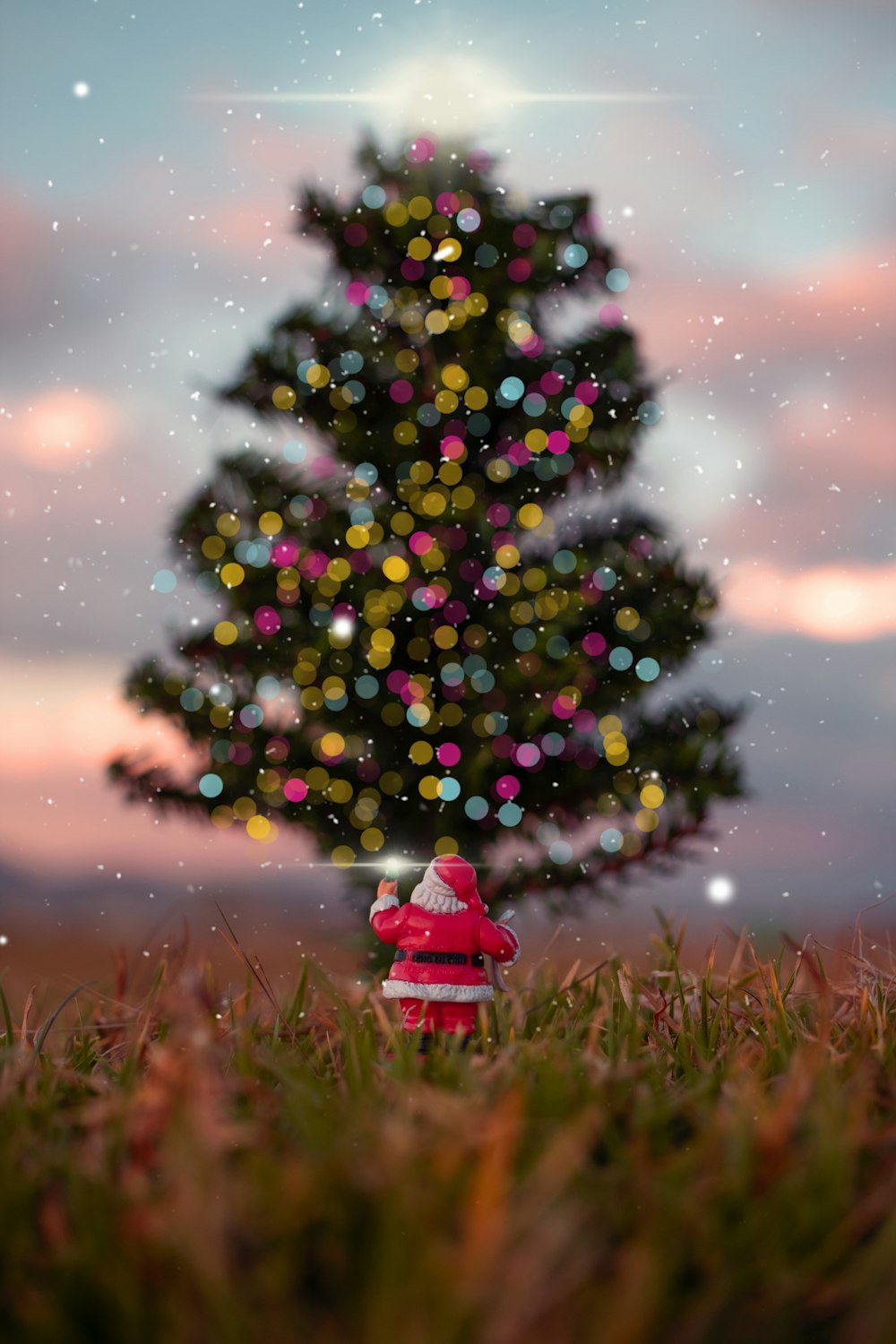 Albero di Natale verde con palline di Natale rosse e bianche