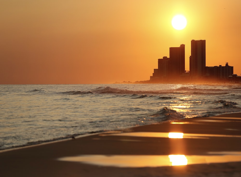 Meereswellen, die bei Sonnenuntergang an Land stürzen