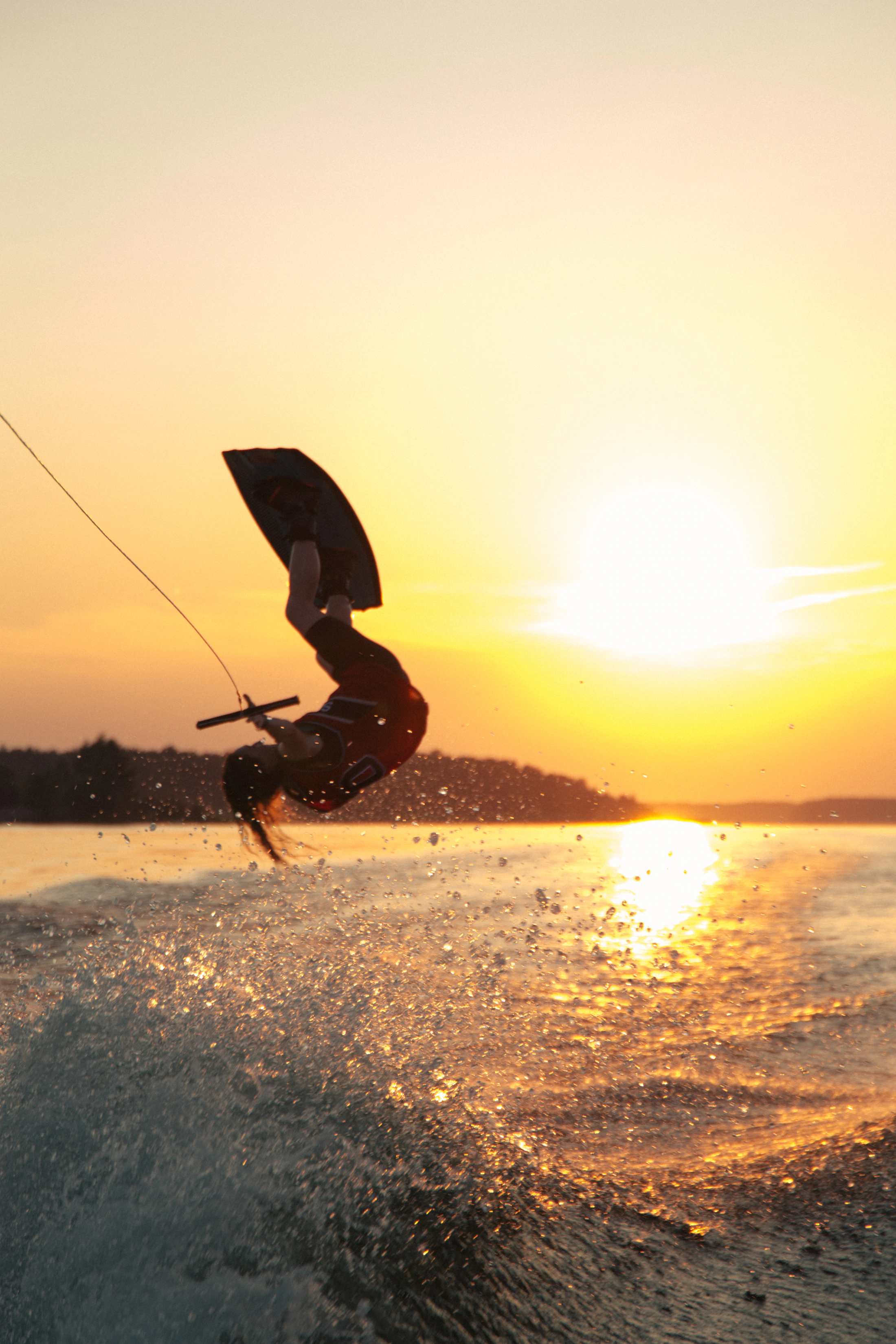 Wakeboard yapan sporcu
