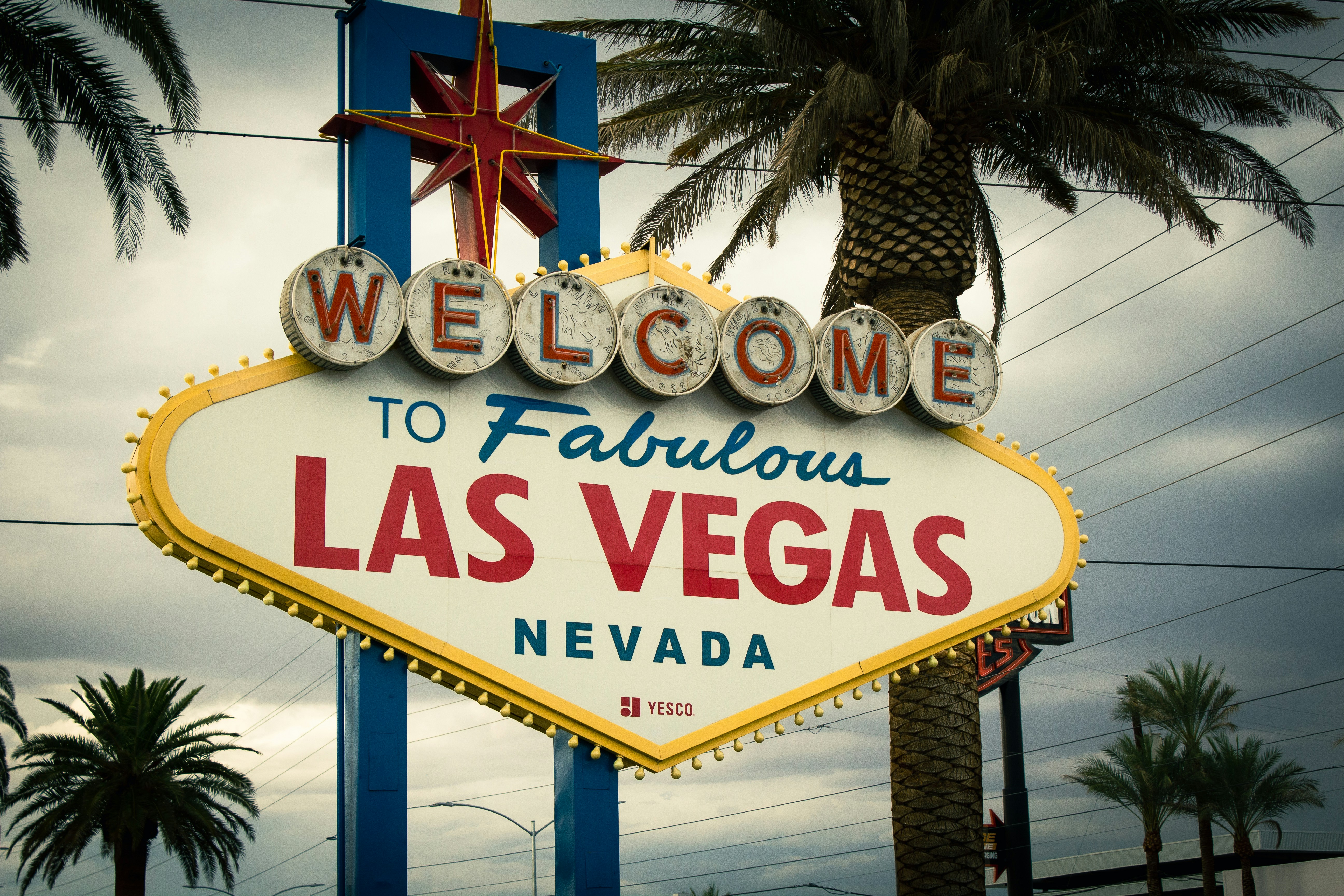 El cartel de bienvenida a Las Vegas está iluminado foto – Imagen de  Aeropuerto gratuita en Unsplash, image size:3000x2000