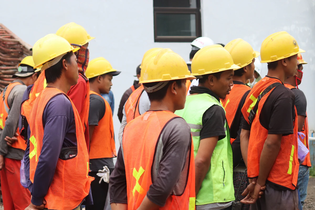 Cola de trabajo con productor, broker y varios workers procesando mensajes