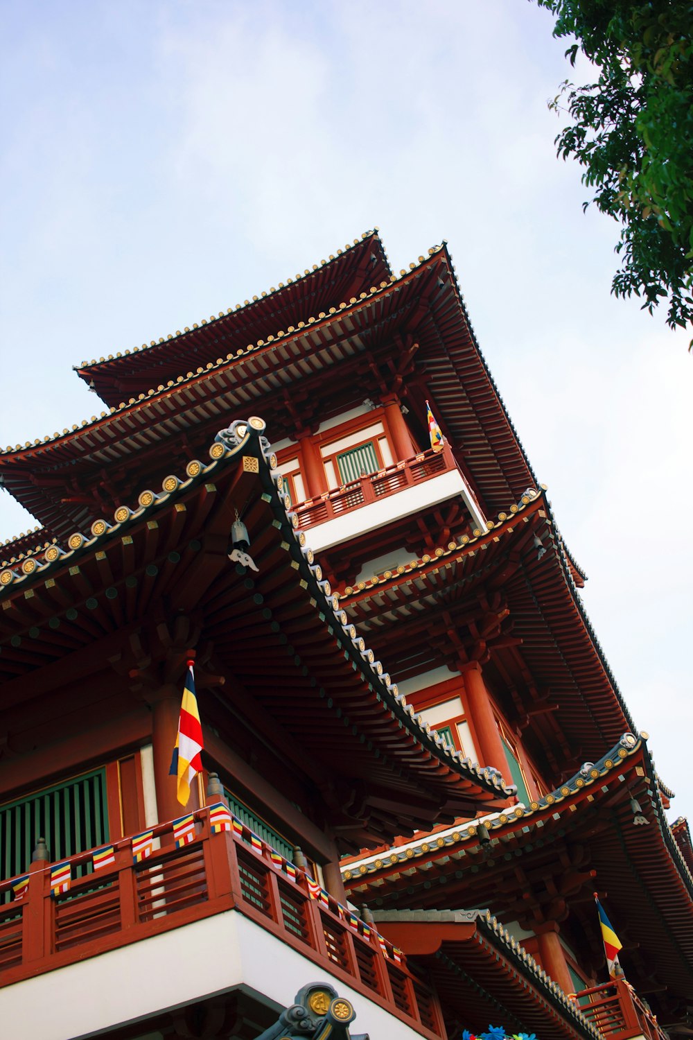 Templo de la pagoda marrón y blanco