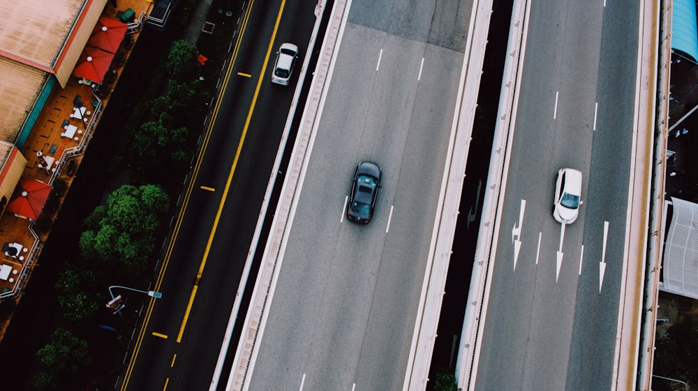 blaues Auto tagsüber unterwegs