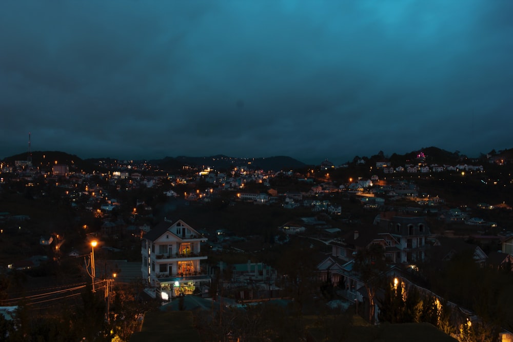 città con le luci accese durante la notte