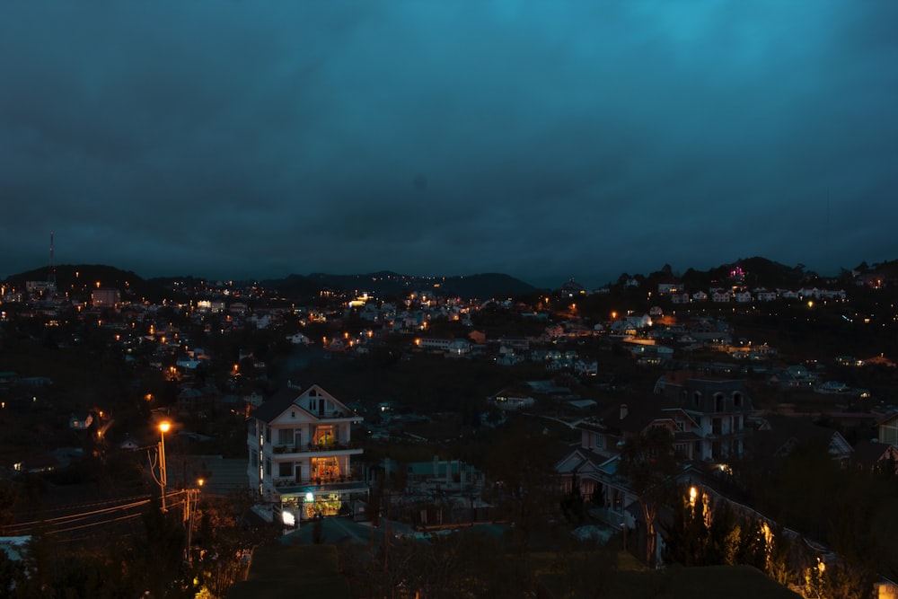 ville avec des lumières allumées pendant la nuit