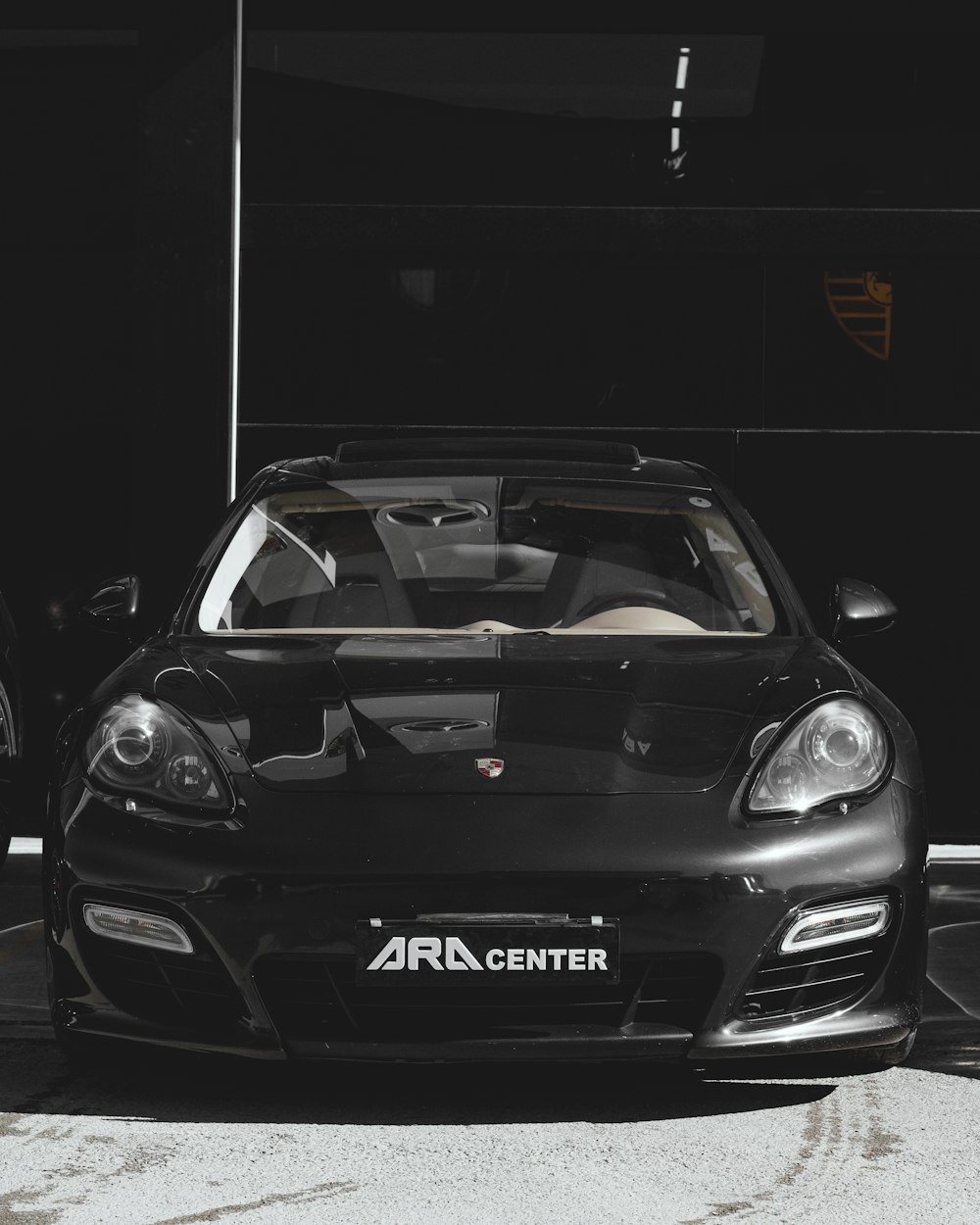 Porsche 911 preto estacionado em um quarto preto