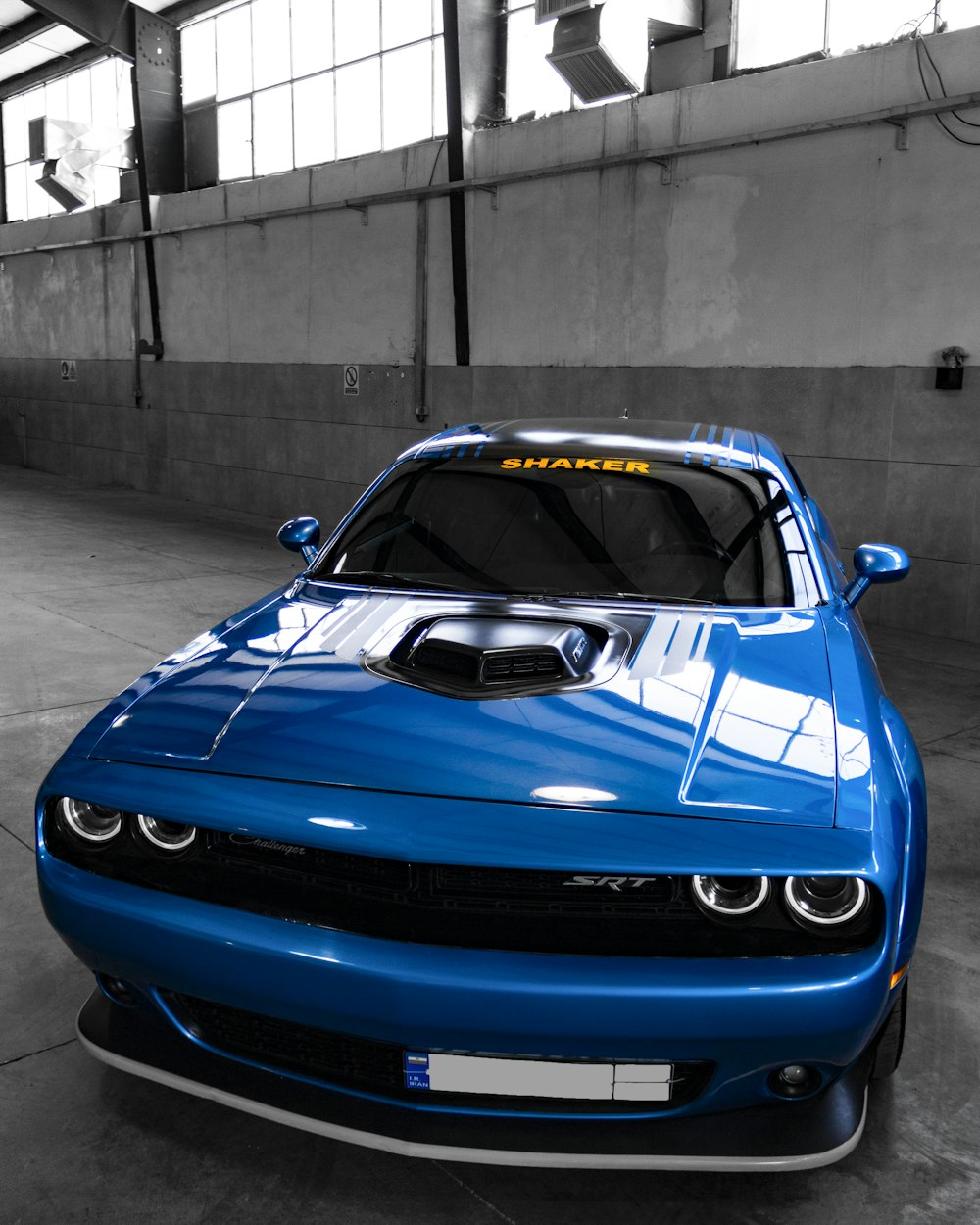 Blauer Chevrolet Camaro auf einem Parkplatz