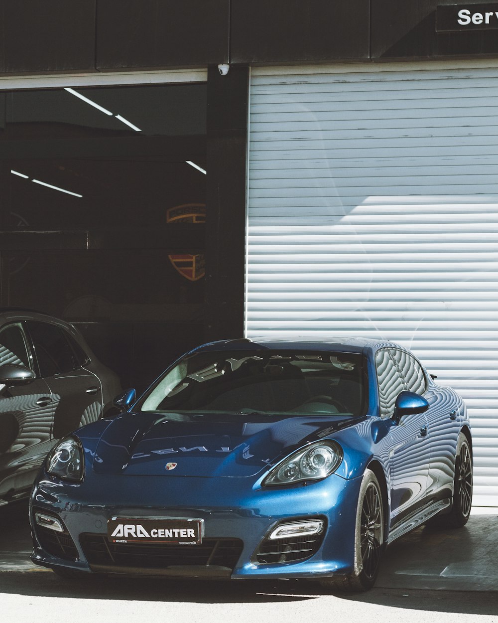 Porsche 911 azul estacionado na garagem
