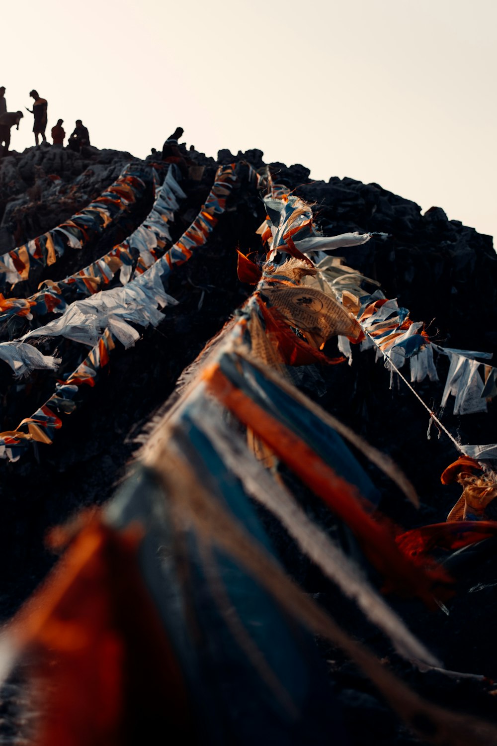 Un grupo de personas de pie en la cima de una montaña