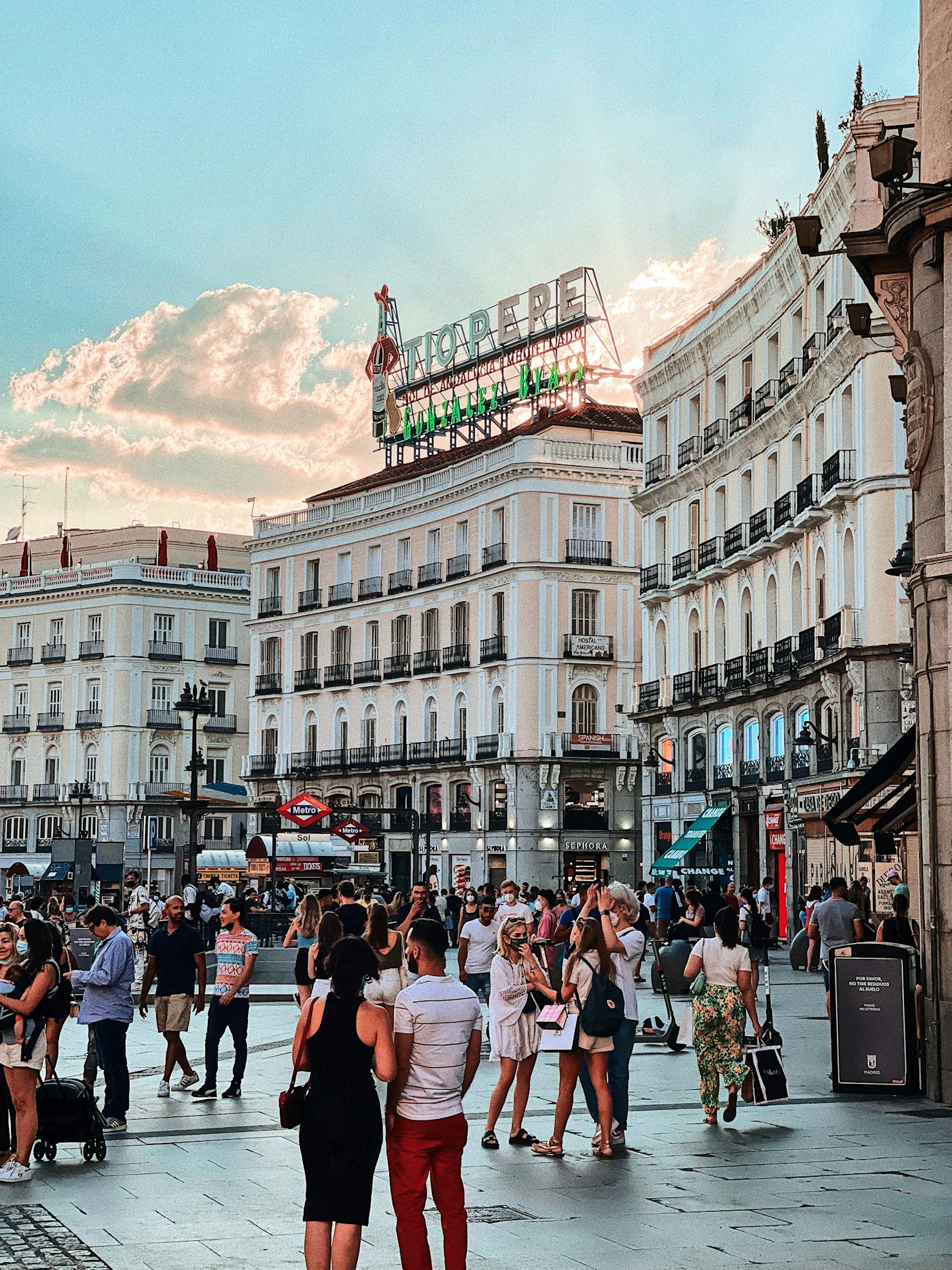 delle persone affollano puerta del solo a Madrid al tramonto