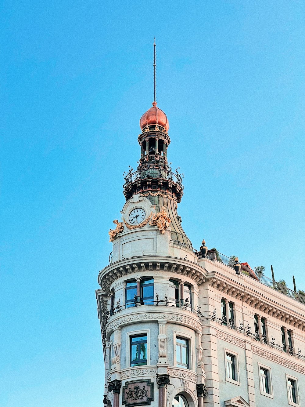 Edificio de hormigón blanco y marrón bajo el cielo azul durante el día