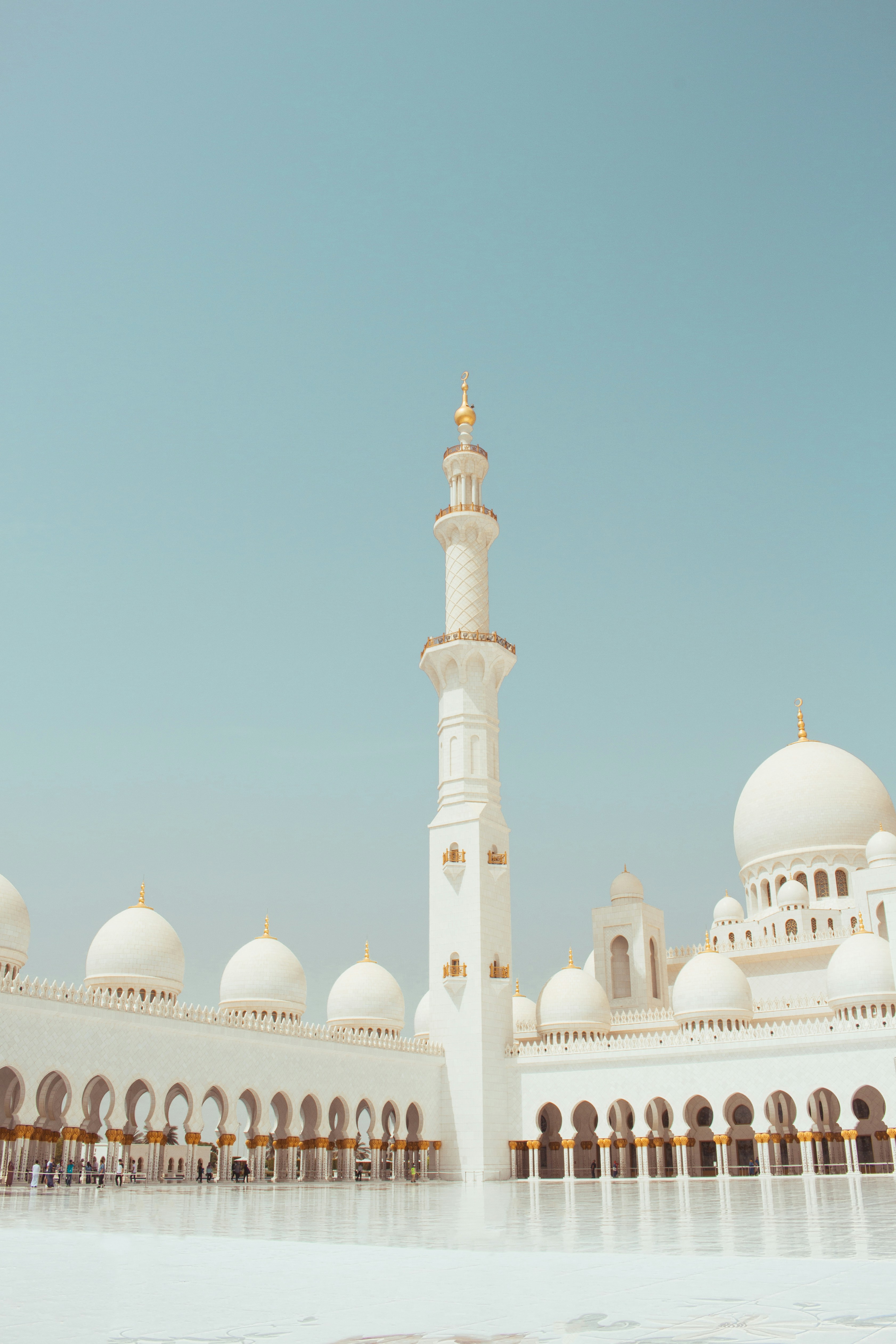 Edificio de hormigón blanco bajo el cielo azul durante el día