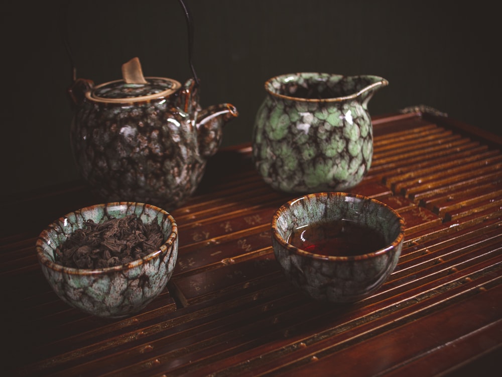 grüne und braune Keramik-Teekanne