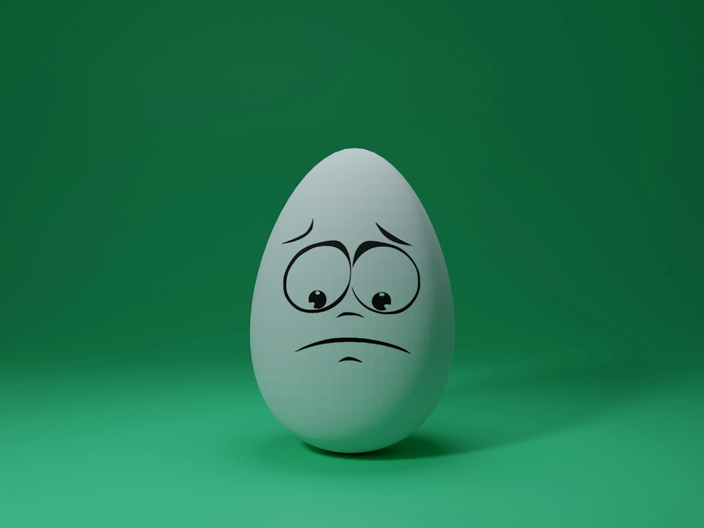 ovo branco com ilustração do rosto