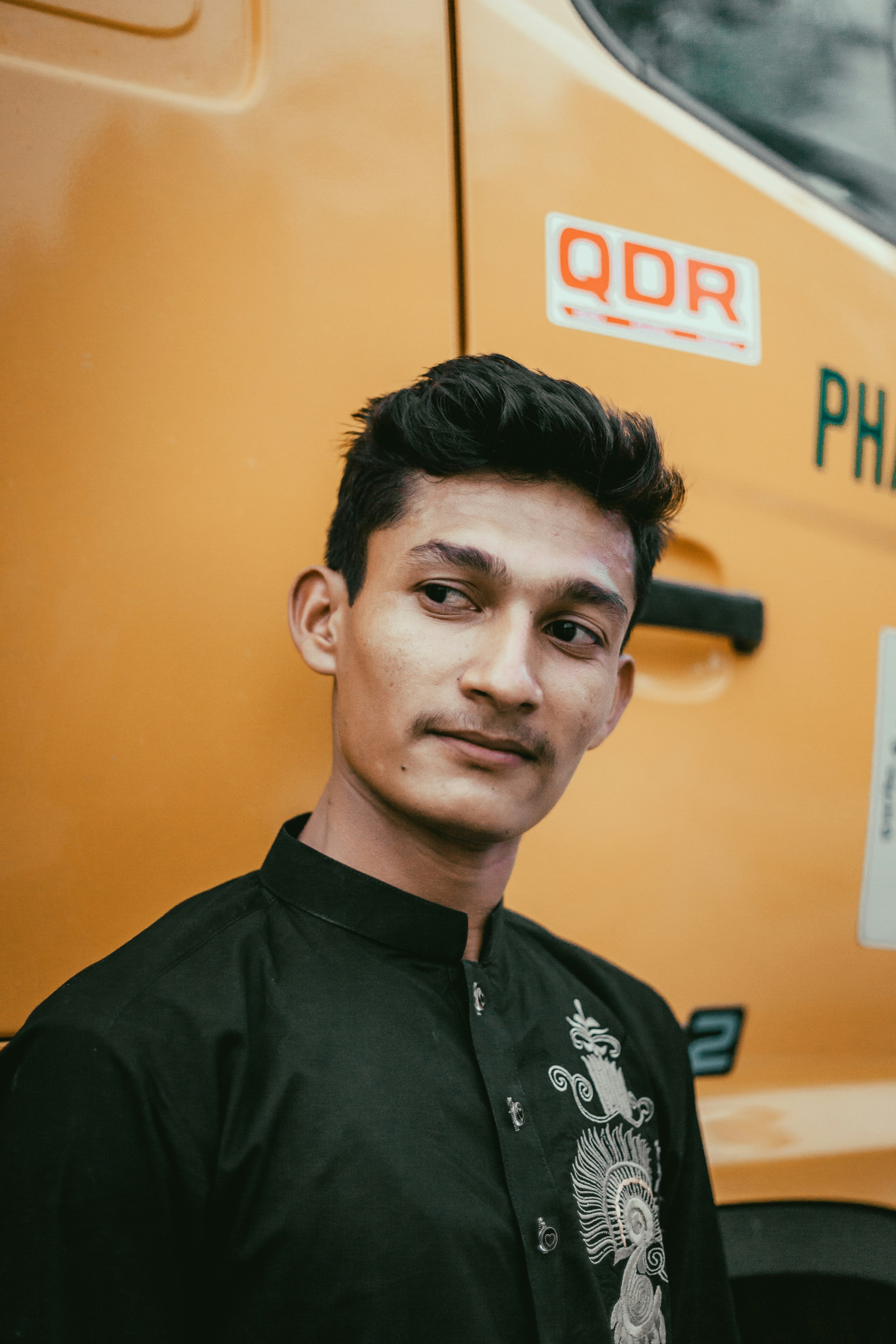pria berbaju polo hitam