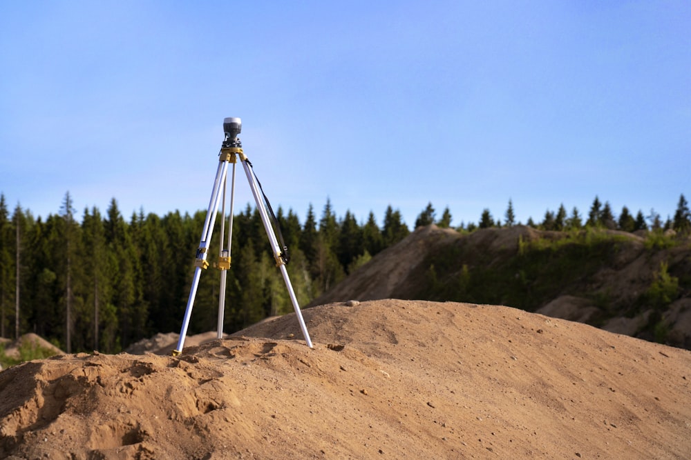 Graues Stativ auf braunem Fels