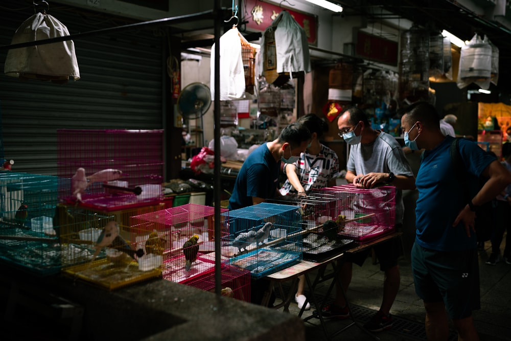 personnes au marché pendant la journée