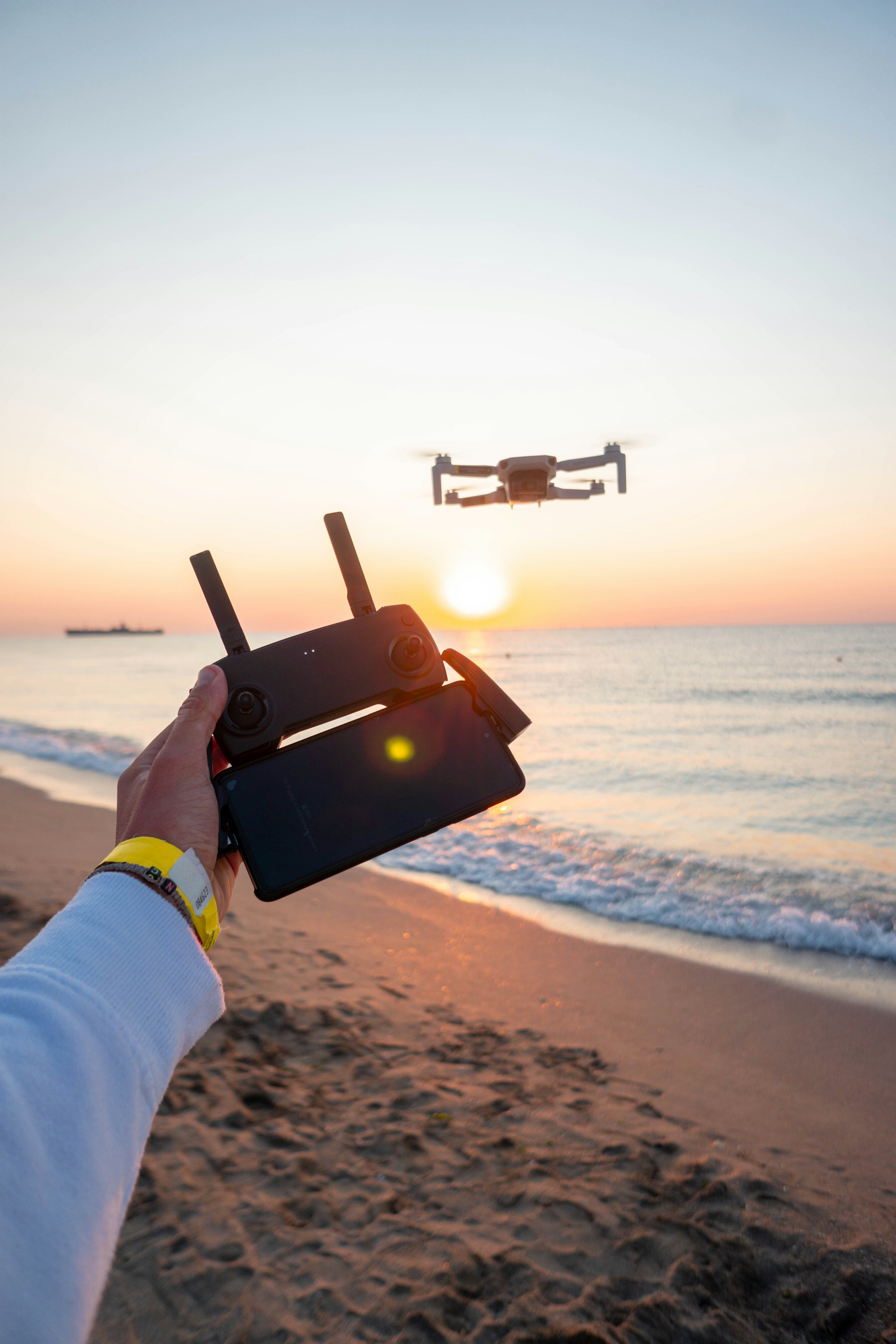 Persona che tiene la macchina fotografica nera e marrone