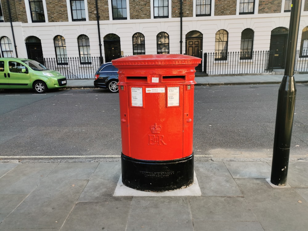 boîte aux lettres rouge sur la route