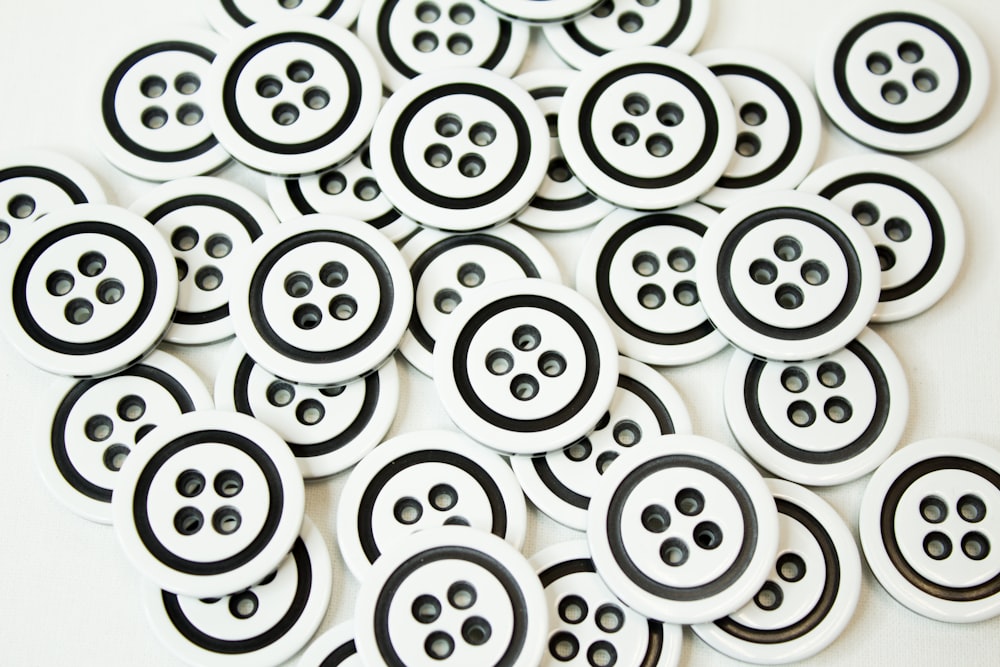 white round plastic round beads