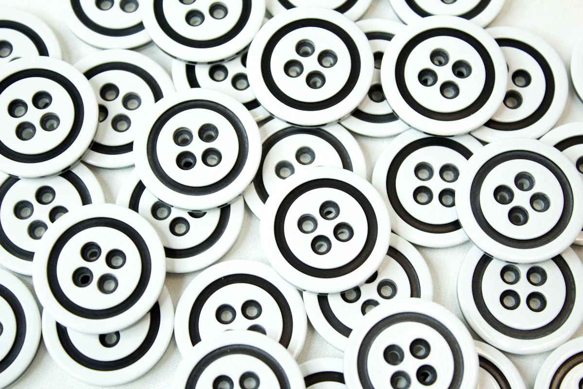 Cookie consent banners with identical buttons in different languages