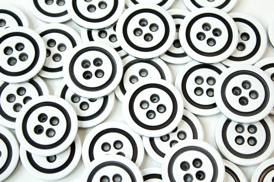  white and black round beads button