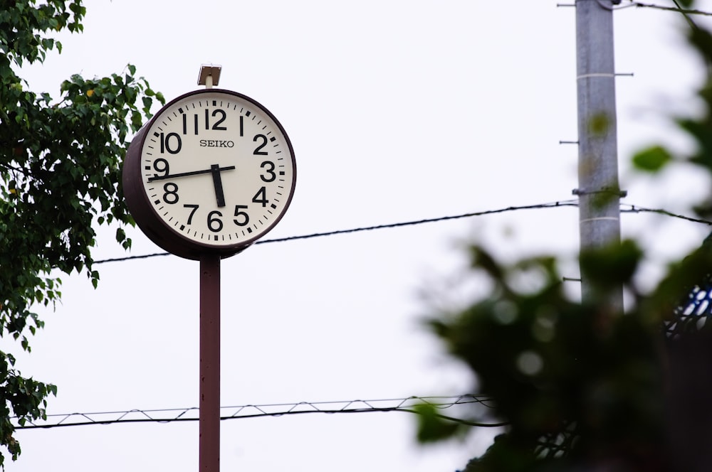 Reloj de pared analógico blanco y negro a las 10:00