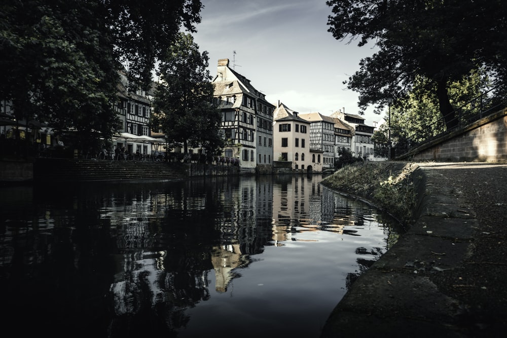 Weißes und braunes Betongebäude in der Nähe des Flusses tagsüber