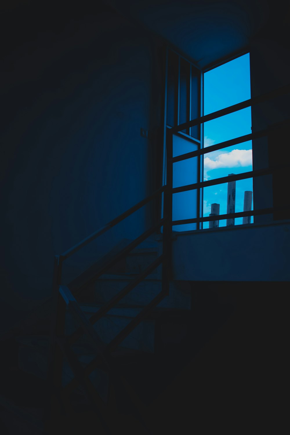 escalera de metal azul en habitación oscura