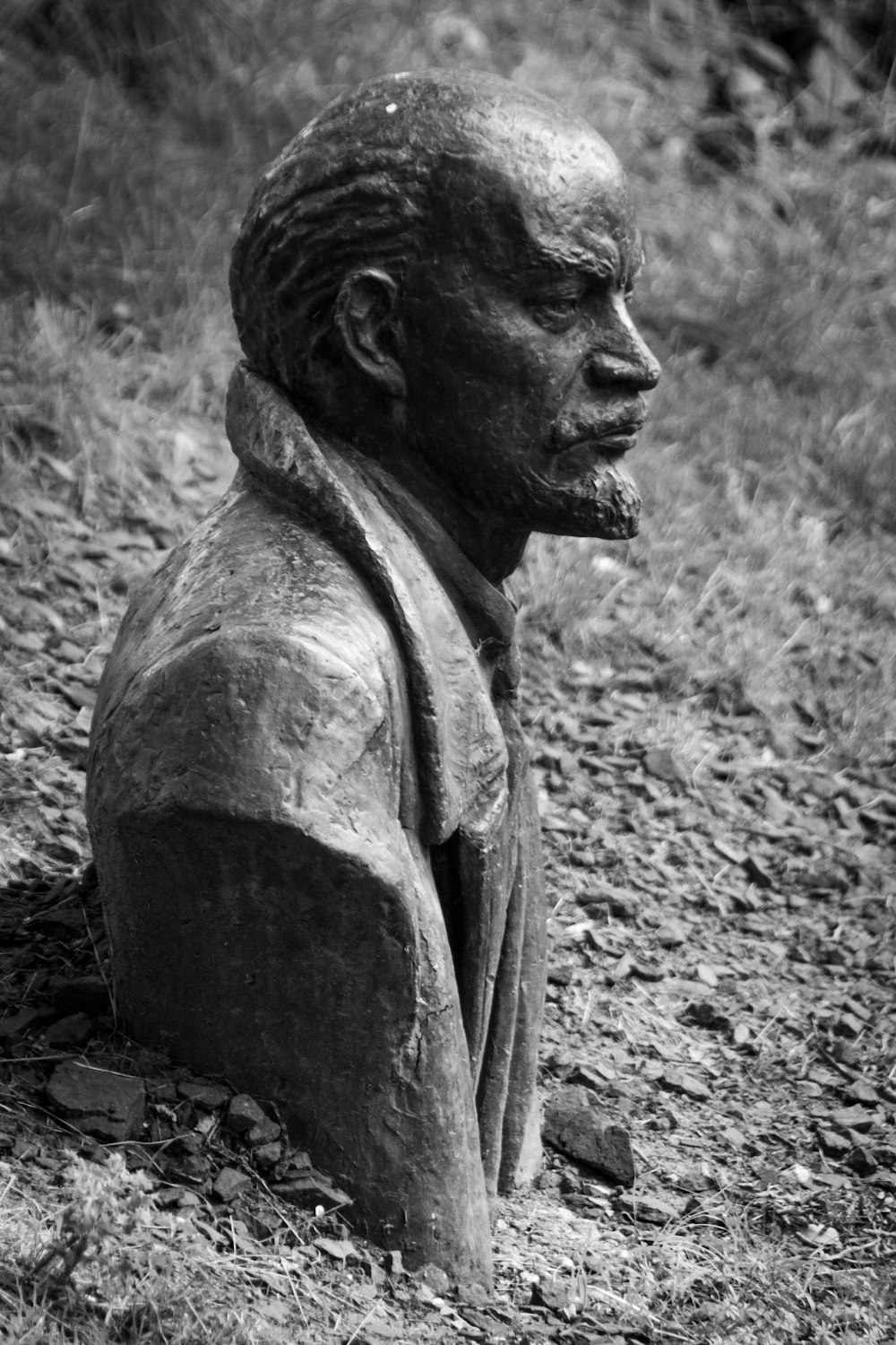 Foto en escala de grises de la estatua del hombre