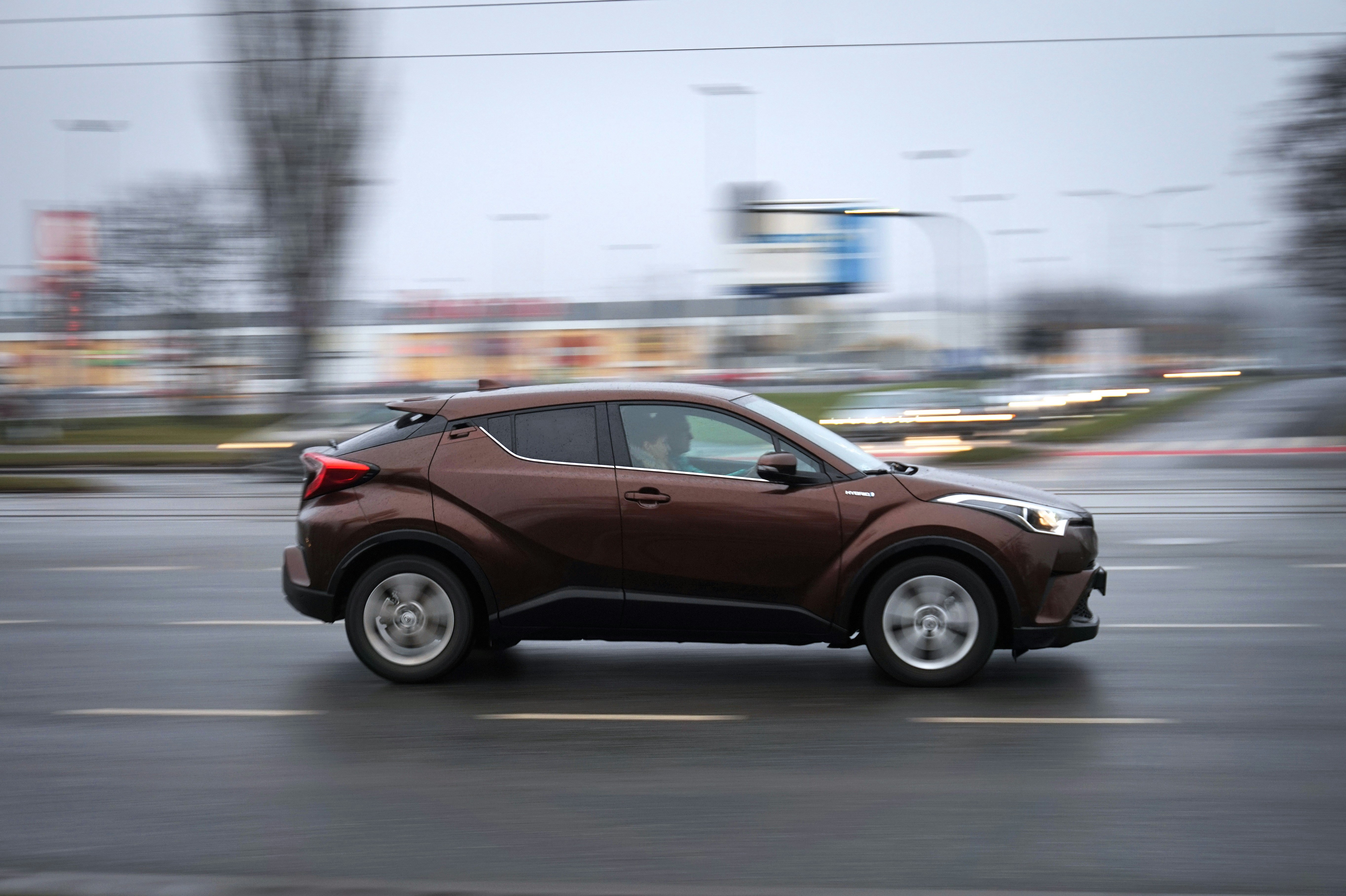 sedan marrom na estrada durante o dia