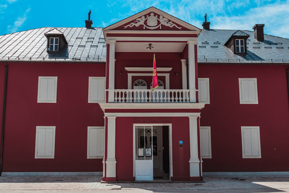 bâtiment en béton rouge et blanc sous le ciel bleu pendant la journée