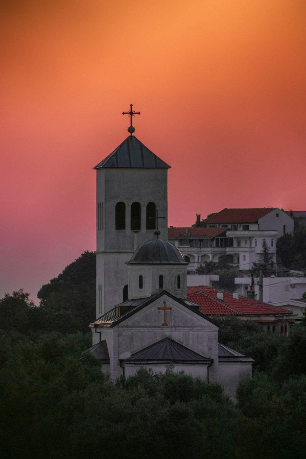 igreja de concreto branco e marrom