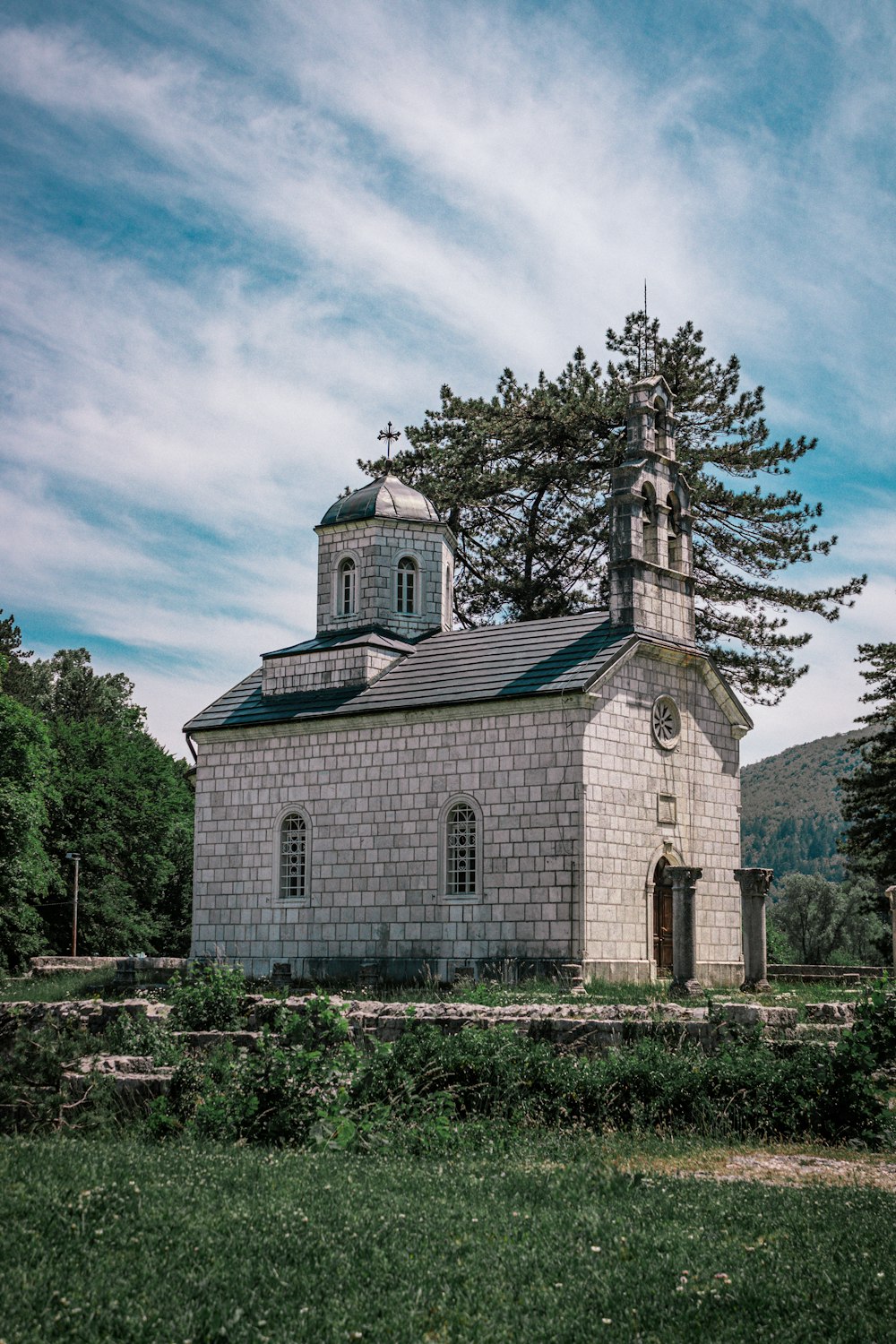 église en béton blanc et brun sous le ciel bleu pendant la journée