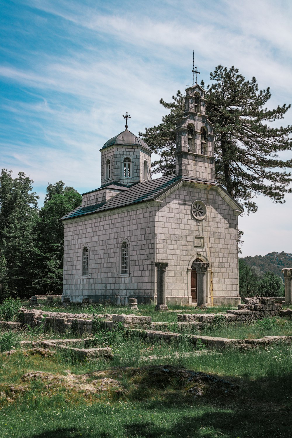 église en béton brun et blanc